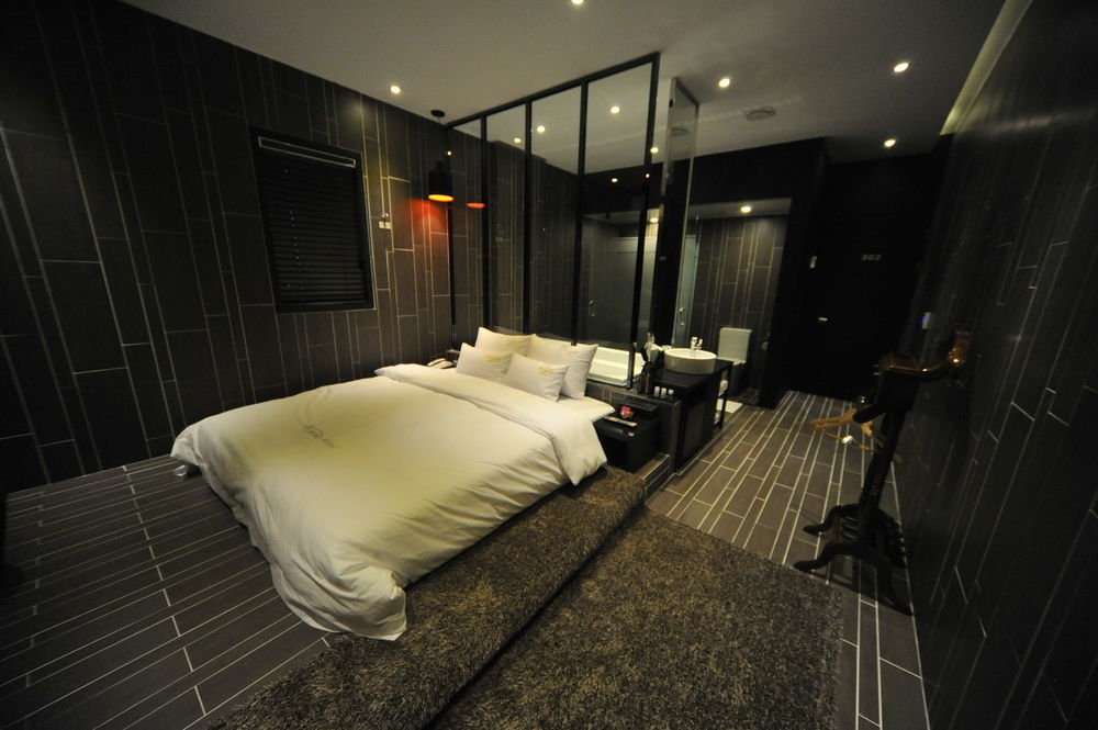 Almond Hotel Busan Station Екстериор снимка