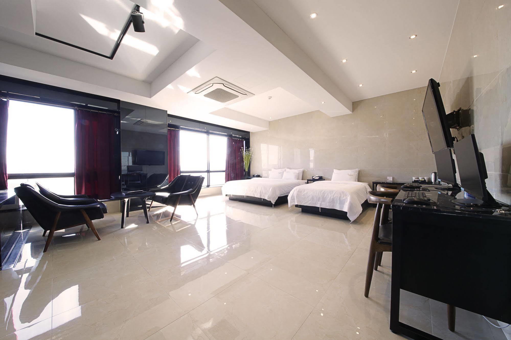 Almond Hotel Busan Station Екстериор снимка
