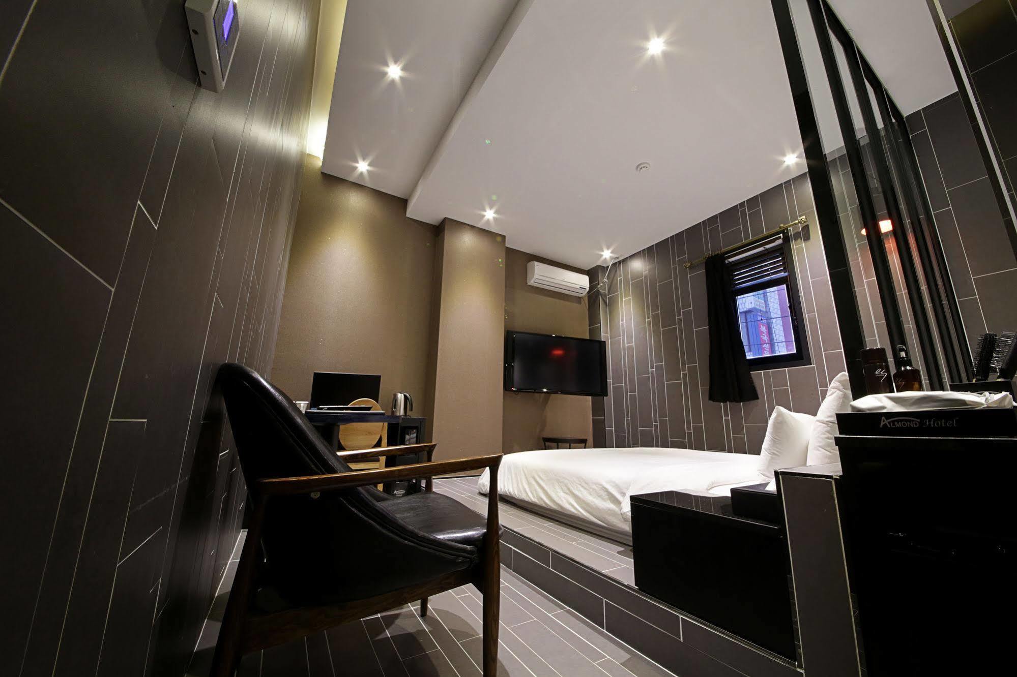 Almond Hotel Busan Station Екстериор снимка